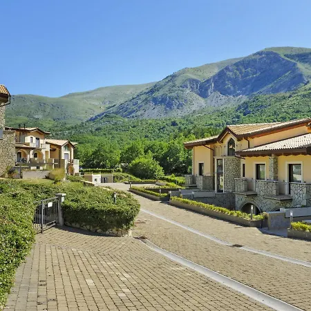 Spacious Holiday In With Garden *